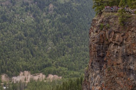 Toeristen boven de Spahats falls